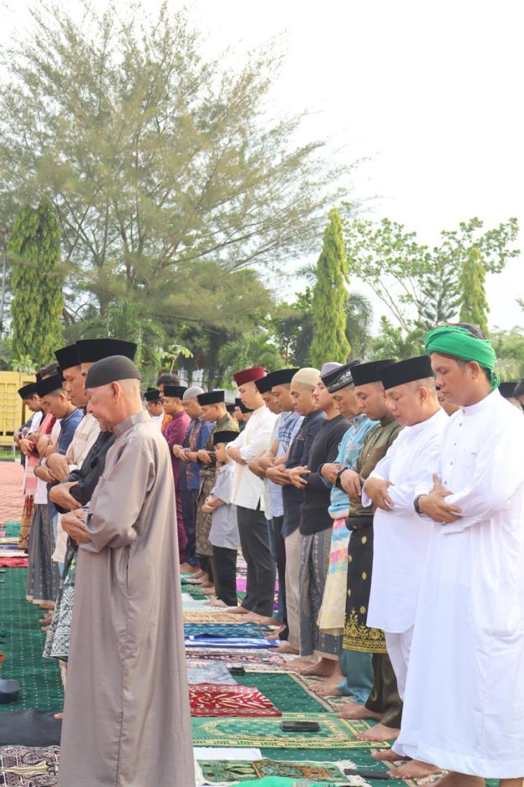 Kapolres Bengkalis Pimpin Salat Idul Fitri, Dilanjutkan Halal Bihalal Penuh Keakraban